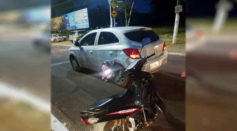 Mulher fica ferida após colidir motocicleta na traseira de veículo