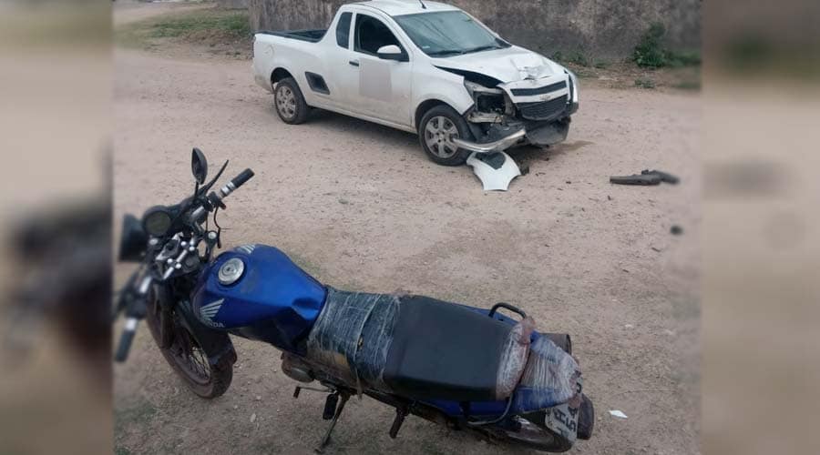 Jovem fica ferido em colisão entre carro e moto em Ladário