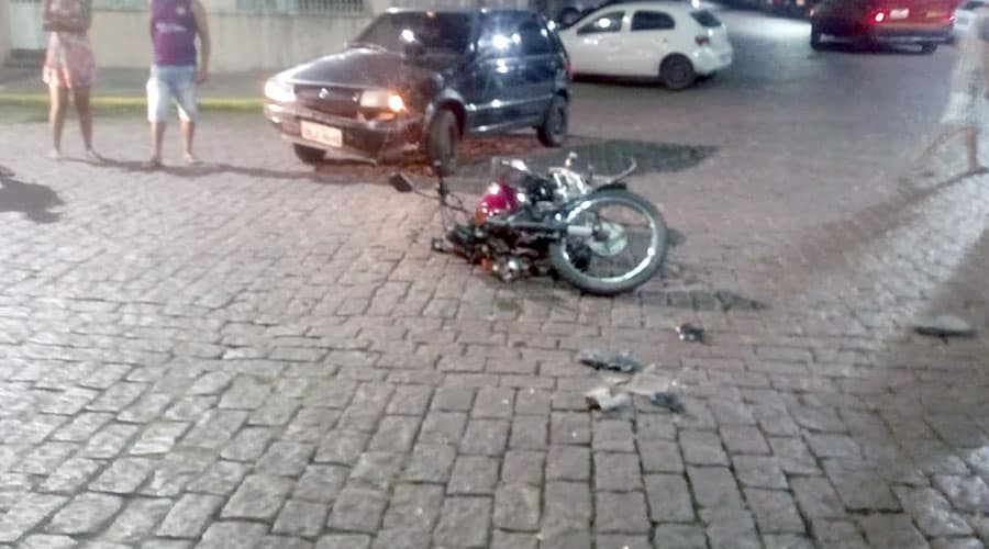 Duas pessoas ficam feridas em acidente entre carro e moto no centro