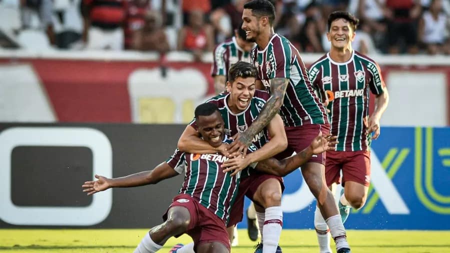 Fluminense marca no fim e vence Flamengo em clássico de muita confusão