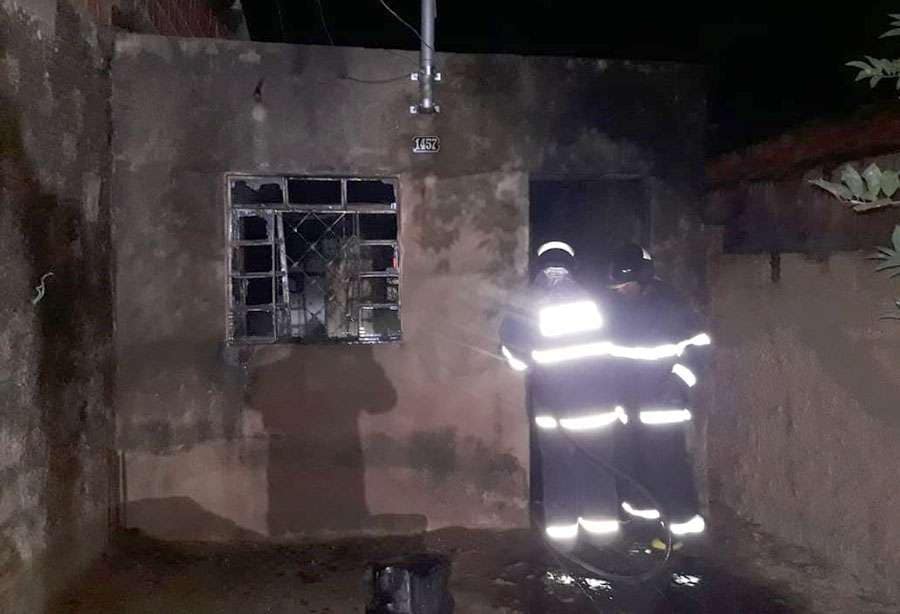 Casa é incendiada em Ladário e morador suspeita da ex-companheira
