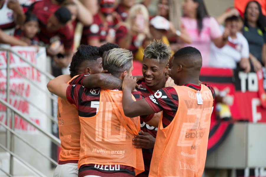 Flamengo atropela Corinthians no Maracanã e mantém distância do Palmeiras