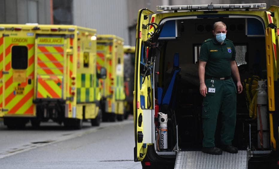 Variante Ômicron leva a recordes de novos casos diários da covid e provoca caos em aeroportos