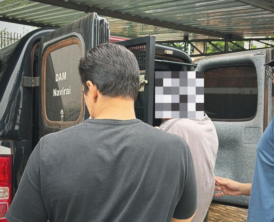 Homem é preso após seguir mulher até delegacia e violar medida protetiva