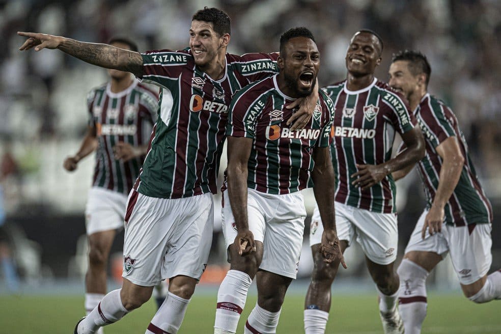 Flu vira sobre Botafogo, vence segundo clássico consecutivo e cola na ponta