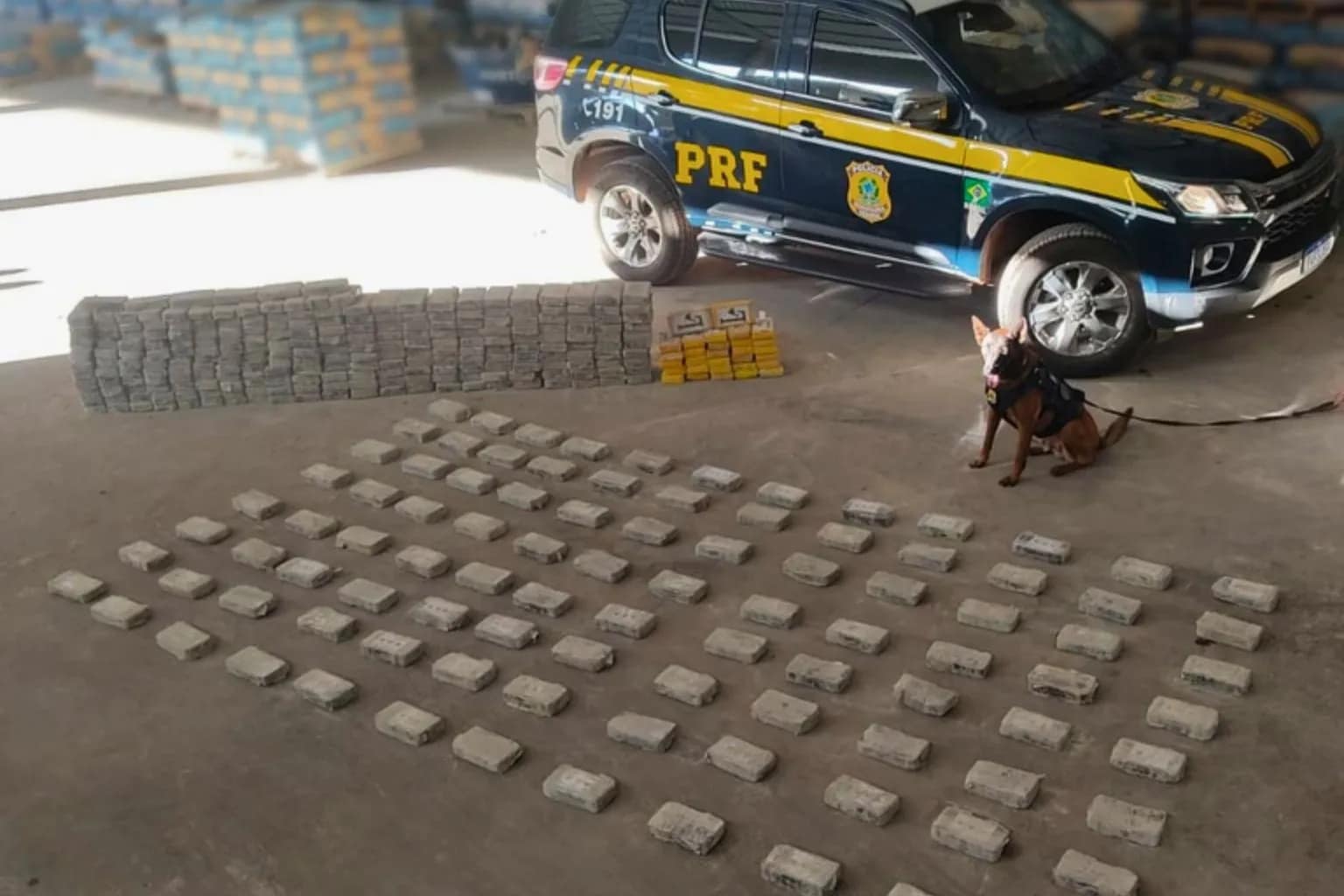 PRF apreende 386 kg de cocaína escondidos em carga de cimento na BR-262, em Campo Grande. Saiba detalhes da operação e abordagem policial.