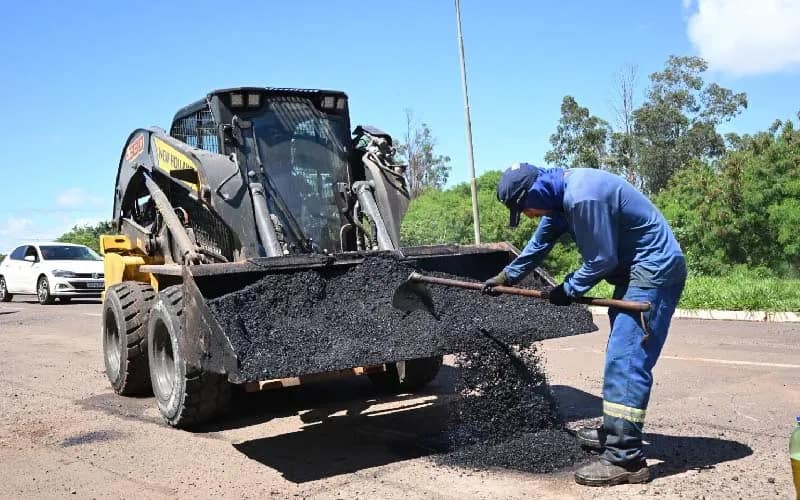 Equipes intensificam tapa-buracos e a remoção de árvores caídas após chuvas em Campo Grande 14 tapa buracos